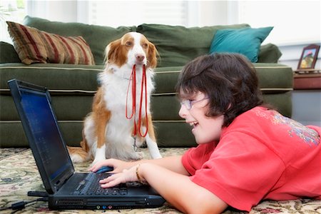 Junge mit Laptop Hund ignorieren Stockbilder - Lizenzpflichtiges, Bildnummer: 700-01099833