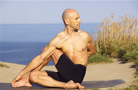 Man Practicing Yoga Foto de stock - Direito Controlado, Número: 700-01109738