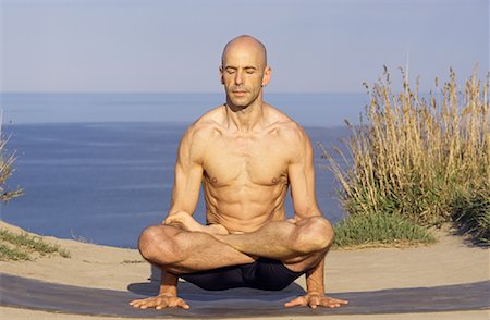 simsearch:700-01109745,k - Man Practicing Yoga Foto de stock - Con derechos protegidos, Código: 700-01109742