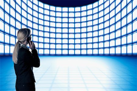 simsearch:670-06451367,k - Femme d'affaires regardant mur vidéo Photographie de stock - Rights-Managed, Code: 700-01109919