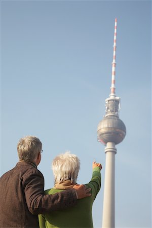 simsearch:600-00947914,k - Touristen, die am Fernsehturm, Berlin, Deutschland Stockbilder - Lizenzpflichtiges, Bildnummer: 700-01100184