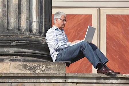 Man Using Laptop at Base of Column Foto de stock - Con derechos protegidos, Código: 700-01100213