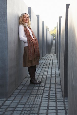 Woman at the Memorial to the Murdered Jews of Europe, Berlin, Germany Foto de stock - Con derechos protegidos, Código: 700-01100228