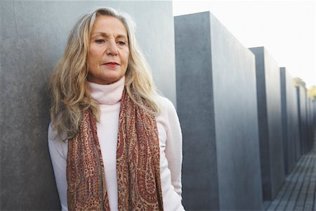 Woman at the Memorial to the Murdered Jews of Europe, Berlin, Germany Foto de stock - Con derechos protegidos, Código: 700-01100229