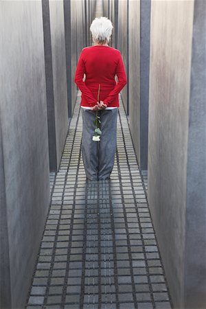 Woman at the Memorial to the Murdered Jews of Europe, Berlin, Germany Foto de stock - Con derechos protegidos, Código: 700-01100238