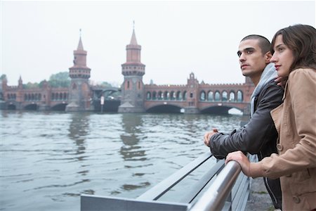 Couple Looking at the River Spree, Oberbaumbrucke Bridge in Background, Berlin, Germany Fotografie stock - Rights-Managed, Codice: 700-01100362