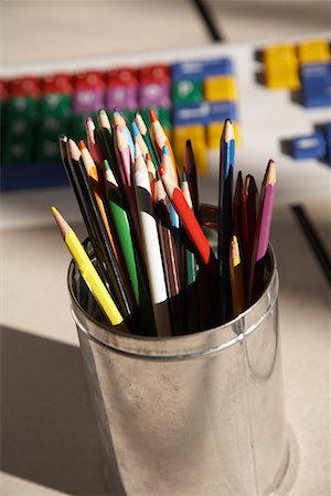 Crayons, crayons à dessiner et clavier d'ordinateur Photographie de stock - Rights-Managed, Code: 700-01119722