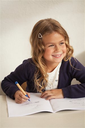 simsearch:700-01119802,k - Portrait de jeune fille, assis au comptoir dans la salle de classe Photographie de stock - Rights-Managed, Code: 700-01119793