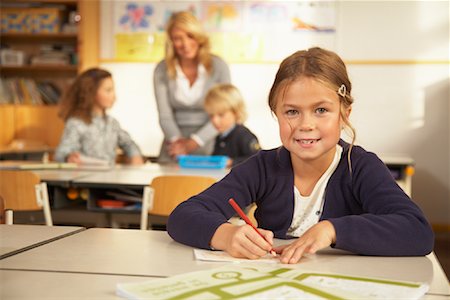 simsearch:700-01119802,k - Portrait de jeune fille, assis au comptoir dans la salle de classe Photographie de stock - Rights-Managed, Code: 700-01119805