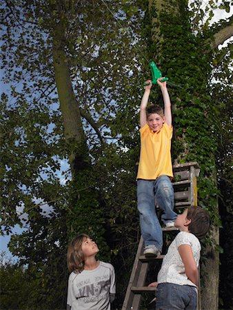 simsearch:700-00617143,k - Children Playing Outdoors Foto de stock - Con derechos protegidos, Código: 700-01119856