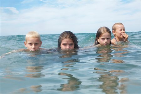 Enfants à la plage, Barrie, Ontario, Canada Photographie de stock - Rights-Managed, Code: 700-01110108