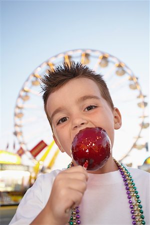 Portrait of Child at Amusement Park, Toronto, Ontario, Canada Foto de stock - Direito Controlado, Número: 700-01110125