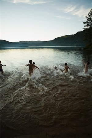 Kids Swimming in Lake Foto de stock - Con derechos protegidos, Código: 700-01111276