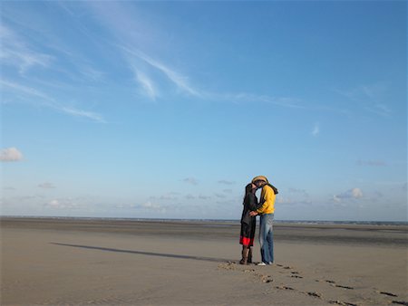 simsearch:700-00366376,k - Couple de s'embrasser sur la plage Photographie de stock - Rights-Managed, Code: 700-01111521