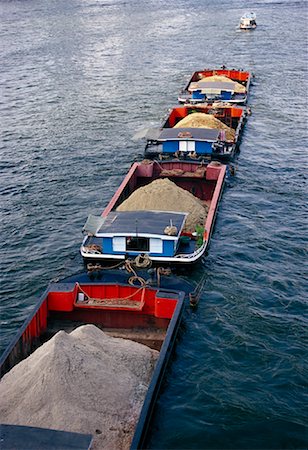 rimorchiatore - Tugboat Pulling Containers, Foto de stock - Con derechos protegidos, Código: 700-01111586