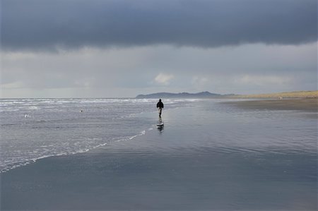 simsearch:600-02346208,k - Mann zu Fuß am Strand, Fort Stevens State Park im US-Bundesstaat Oregon Stockbilder - Lizenzpflichtiges, Bildnummer: 700-01111714