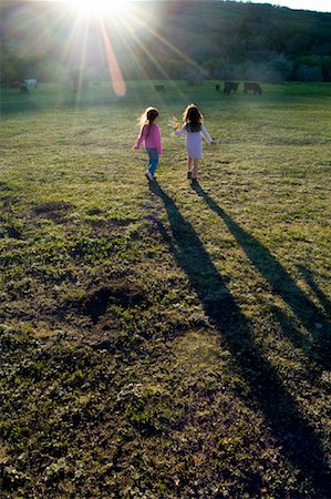 rural american and family - Two Girls in Meadow, Moab, Utah Foto de stock - Con derechos protegidos, Código: 700-01111750