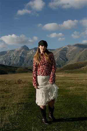 Femme debout à l'extérieur Photographie de stock - Rights-Managed, Code: 700-01112096