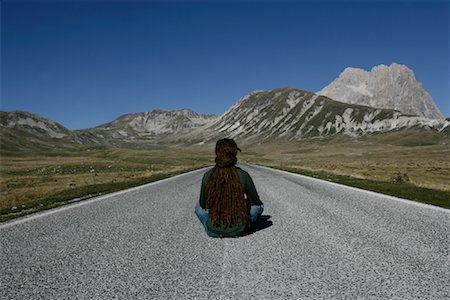 straßenmitte - Mann sitzt in der Mitte des Road, Abruzzen, Italien Stockbilder - Lizenzpflichtiges, Bildnummer: 700-01112125