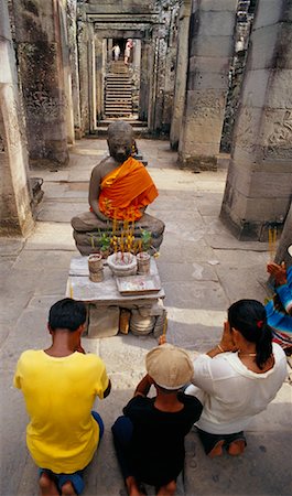 simsearch:600-02063847,k - Familie beten vor der Buddha-Statue am Bayon Tempel, Angkor Thom, Siem Reap, Kambodscha Stockbilder - Lizenzpflichtiges, Bildnummer: 700-01112206