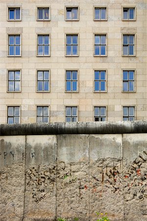 Remnant of Berlin Wall and Building, Berlin, Germany Foto de stock - Con derechos protegidos, Código: 700-01112478