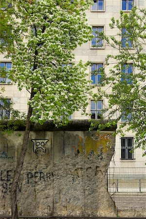 Remnant of Berlin Wall and Building, Berlin, Germany Foto de stock - Con derechos protegidos, Código: 700-01112479