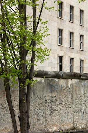 Remnant of Berlin Wall and Building, Berlin, Germany Fotografie stock - Rights-Managed, Codice: 700-01112482