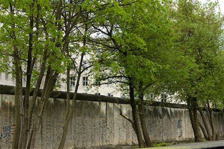 Remnant of Berlin Wall, Trees and Building, Berlin, Germany Foto de stock - Con derechos protegidos, Código: 700-01112483
