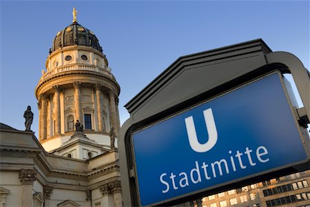 Transit Station signe par le Deutscher Dom, Berlin, Allemagne Photographie de stock - Rights-Managed, Code: 700-01112514