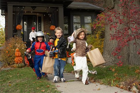 suburb canada - Children Trick or Treating Stock Photo - Rights-Managed, Code: 700-01112546