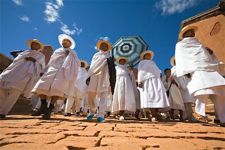 People Dressed in White Walking to Church, Soatanana, Madagascar Foto de stock - Con derechos protegidos, Código: 700-01112727