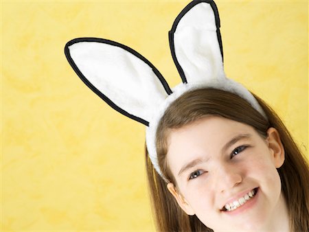 simsearch:700-00021555,k - Jeune fille portant des oreilles de lapin Photographie de stock - Rights-Managed, Code: 700-01124520