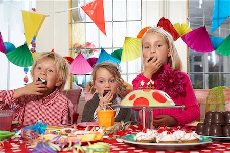 simsearch:700-02693925,k - Children at Birthday Party Foto de stock - Con derechos protegidos, Código: 700-01120476