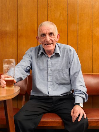 solitario (hombre) - Man Drinking Beer Foto de stock - Con derechos protegidos, Código: 700-01120591