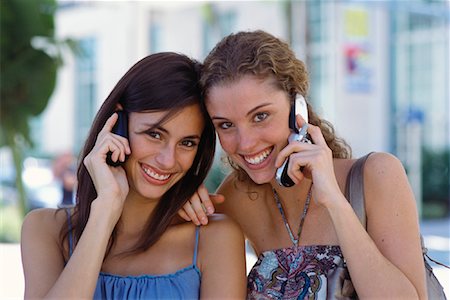 simsearch:700-00550859,k - Women Using Cell Phones Foto de stock - Con derechos protegidos, Código: 700-01120608
