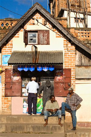 simsearch:700-01112694,k - Hommes devant le magasin, Antananarivo, Madagascar Photographie de stock - Rights-Managed, Code: 700-01164895