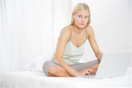 simsearch:600-03195045,k - Woman in Bed, Using Laptop Computer Foto de stock - Con derechos protegidos, Código: 700-01165007