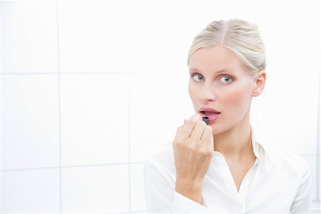 simsearch:700-02245023,k - Woman Putting on Lipstick Stock Photo - Rights-Managed, Code: 700-01165043