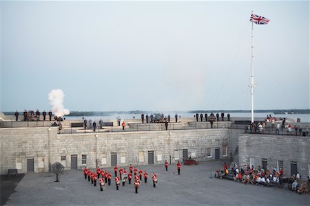 flag pole row - Sunset Ceremony at Fort Henry, Kingston, Ontario, Canada Foto de stock - Con derechos protegidos, Código: 700-01172322