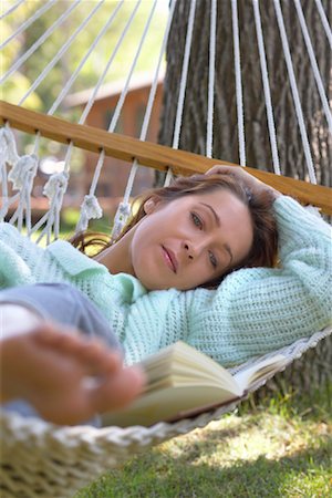 Woman Lying in Hammock Foto de stock - Con derechos protegidos, Código: 700-01172932