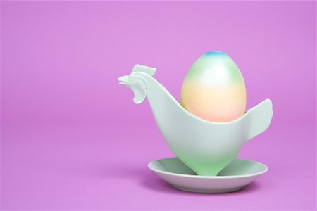 escondite - Easter Egg in Egg Cup Foto de stock - Con derechos protegidos, Código: 700-01173327