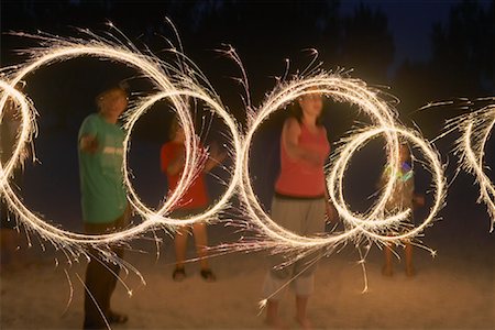 fireworks kids photography - Enfants avec feux de Bengale Photographie de stock - Rights-Managed, Code: 700-01173358