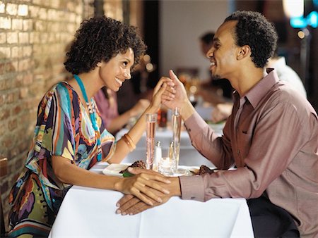 simsearch:700-00549285,k - Couple Holding Hands restaurant Photographie de stock - Rights-Managed, Code: 700-01173364