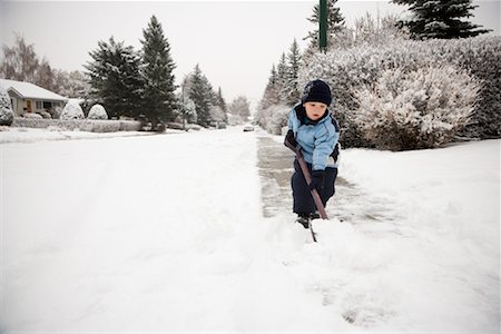 Boy Shovelling Sidewalk Foto de stock - Con derechos protegidos, Código: 700-01173391