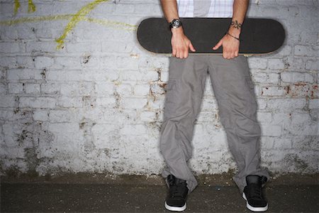 simsearch:700-03152424,k - Homme tenant Skateboard Photographie de stock - Rights-Managed, Code: 700-01184909