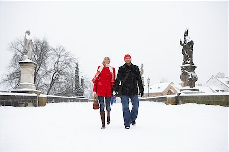 prague bridge - Couple marchant dans la neige Photographie de stock - Rights-Managed, Code: 700-01185240