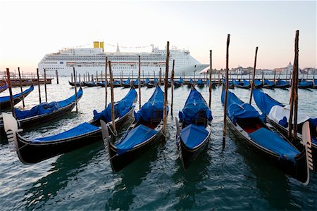 simsearch:841-07523685,k - Cruise Ship and Gondolas, Canal, Venice, Italy Fotografie stock - Rights-Managed, Codice: 700-01185485