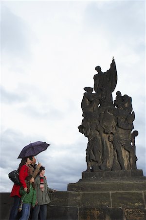 dad daughter rain - Family Looking at Statue Stock Photo - Rights-Managed, Code: 700-01185738