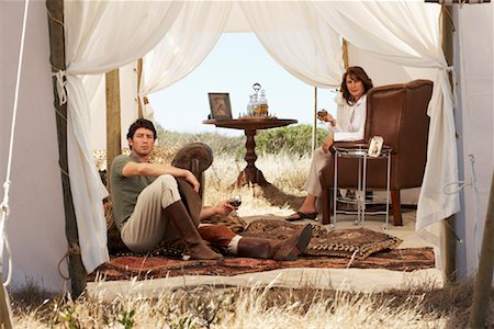 Couple in Safari Tent, Western Cape, South Africa Foto de stock - Direito Controlado, Número: 700-01182673