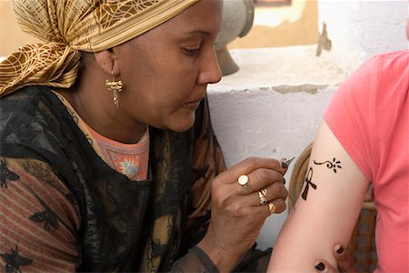 Tattoo Artist Giving a Woman a Henna Tattoo, Aswan, Egypt Fotografie stock - Rights-Managed, Codice: 700-01182759